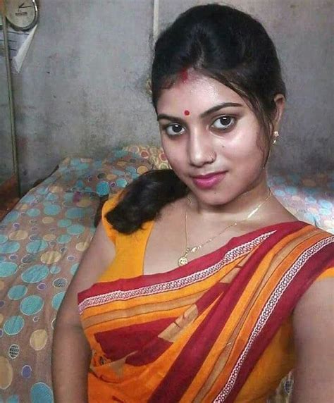 boobs desi bhabhi|Desi sexy Bhabhi shows big boobs through bra and does nipple。